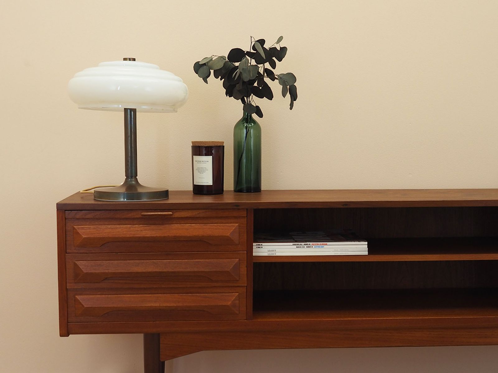 Lampe de bureau danoise, années 1960, abat-jour en forme de lentille, pied en métal brun, influences Art déco photo for sale