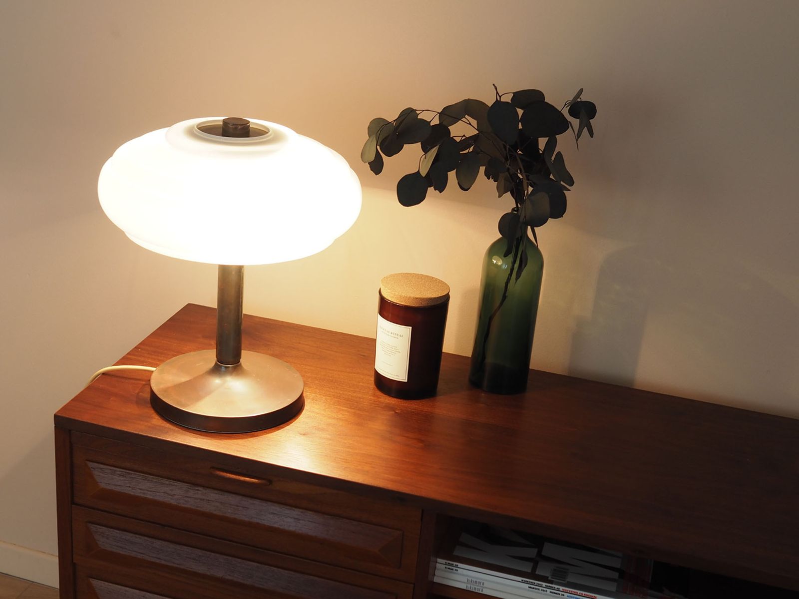 Deense Bureaulamp Ca. Jaren 1960 Met Lensvorming Kap, Bruine Metalen Voet, Art Deco Invloeden photo Verlichting