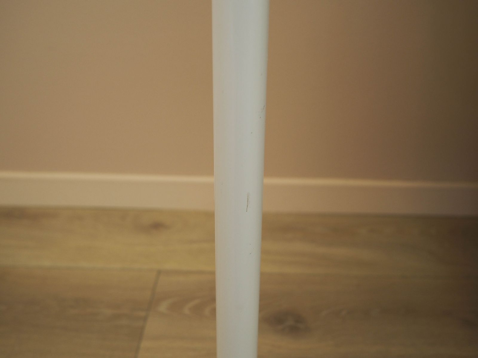 Deense vloerlamp in wit metaal, minimalistisch Scandinavisch design, jaren 1970 photo vintage