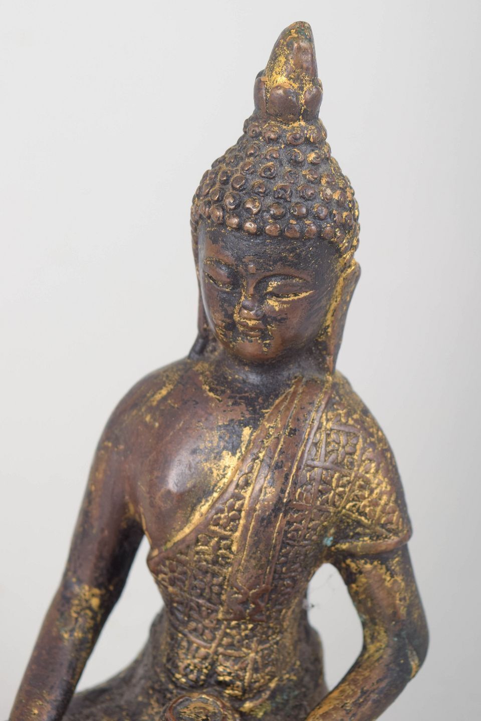 Statuette de Bouddha assis en bronze doré, posture méditative. Asie, XIXe siècle photo for sale