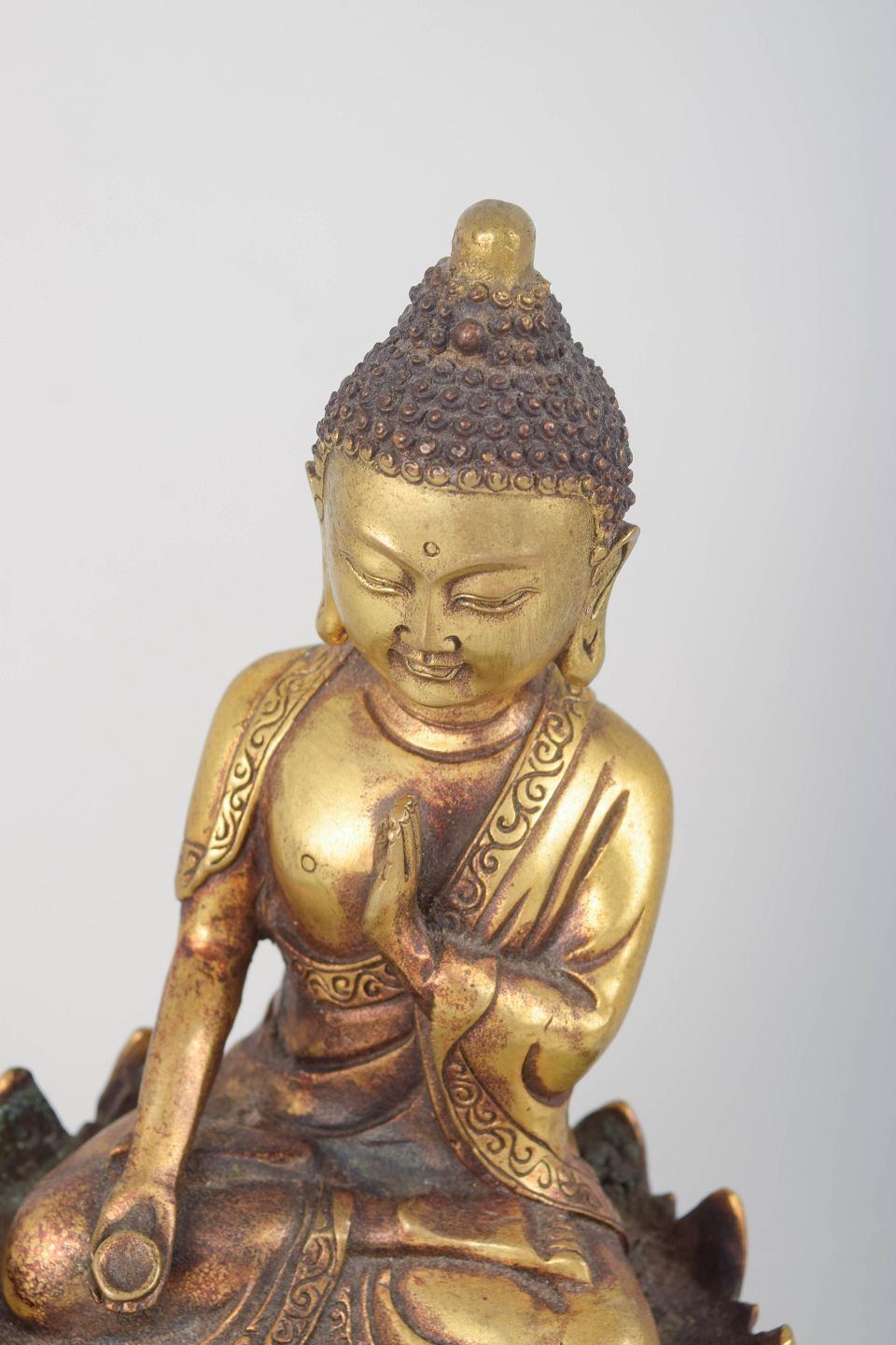 Statuette de Bouddha assis en bronze doré, une main levée. Asie, XIXe siècle photo for sale