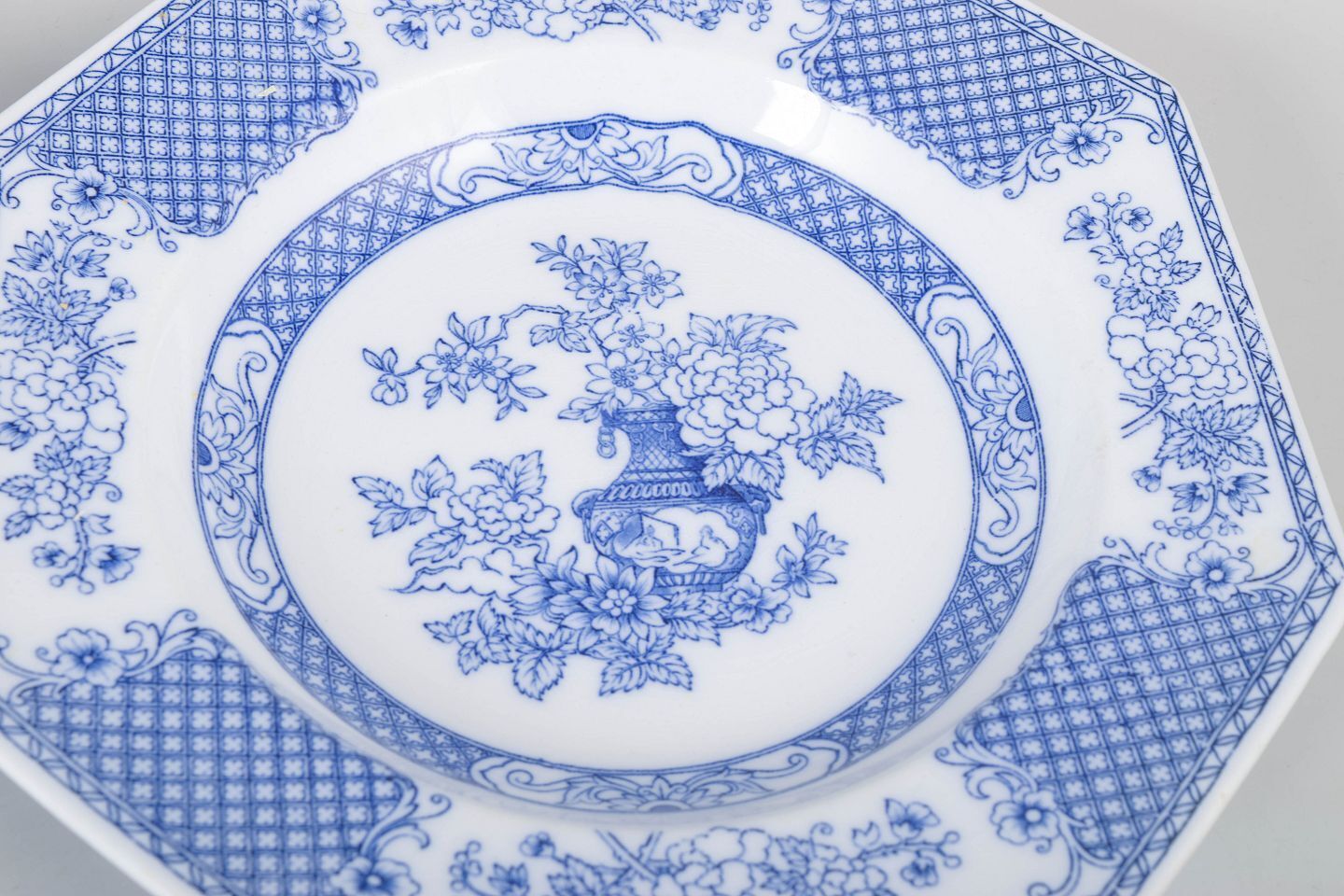Rörstrand. Quatre assiettes creuses octogonales en faïence. Série « Hoangho ». Début du XXe siècle. photo for sale