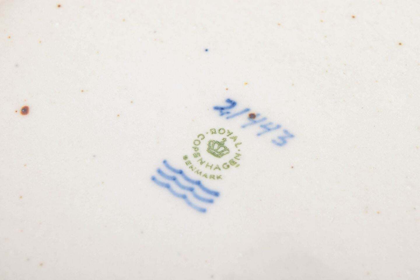 Knud Kyhn voor Royal Copenhagen. Rond stoneware schaal met reliëf van hert. Ca. jaren 1970 photo Woonaccessoires