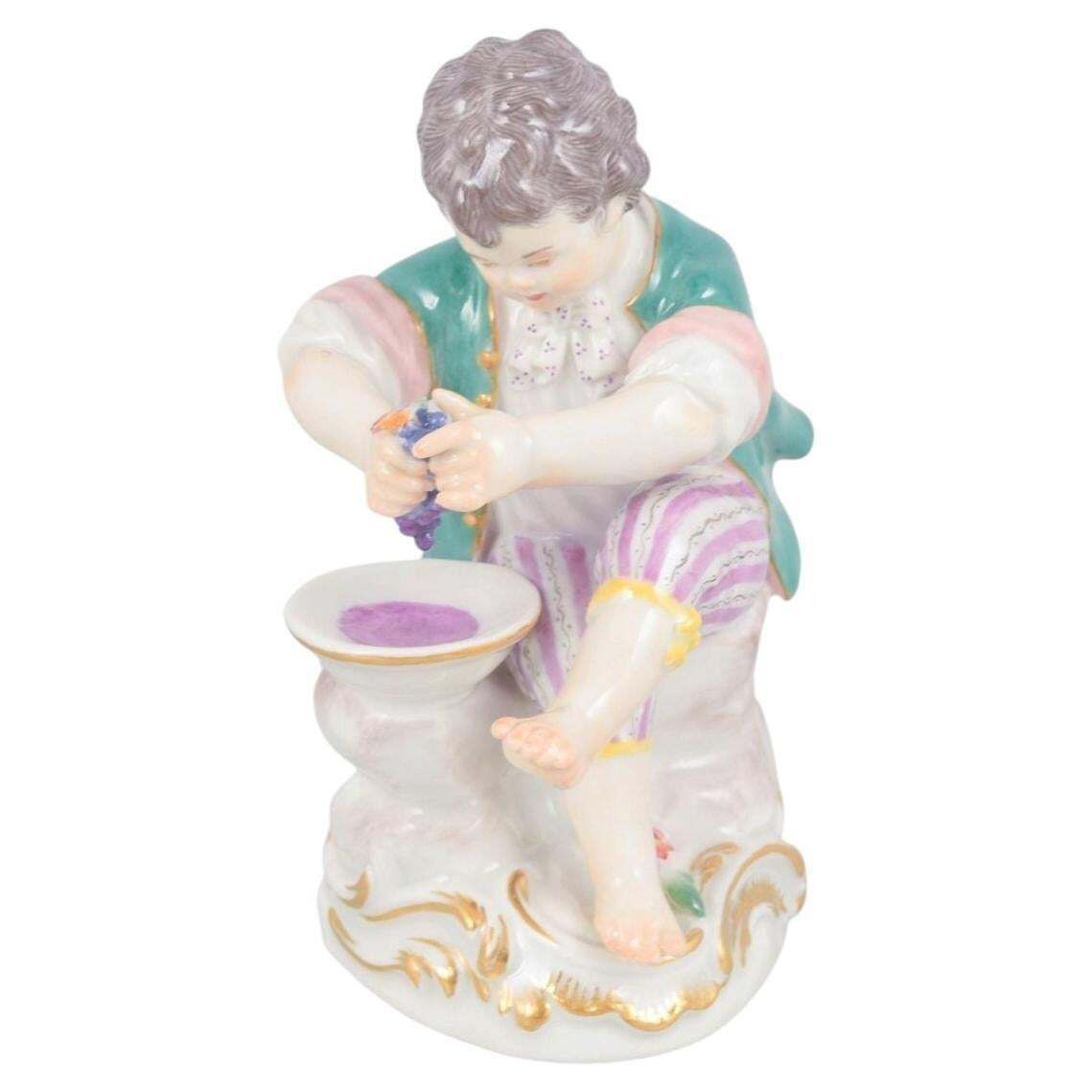 Meissen, Allemagne. Figurine en porcelaine, garçon pressant des raisins. Début du XXe siècle.
