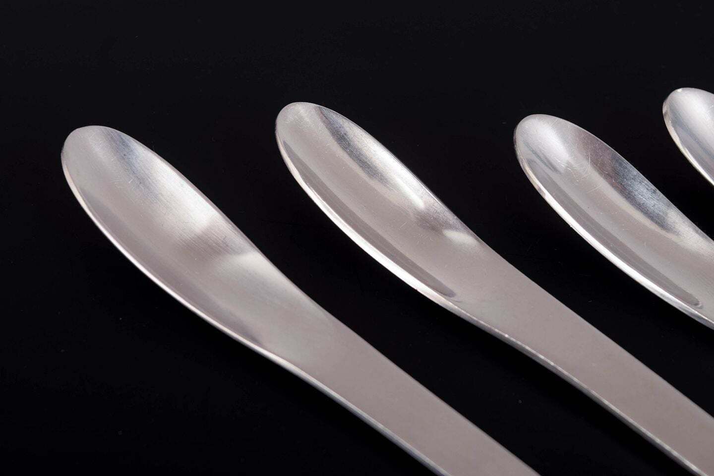 Quatre cuillères à moka Arne Jacobsen pour Anton Michelsen en acier inoxydable. photo furniture