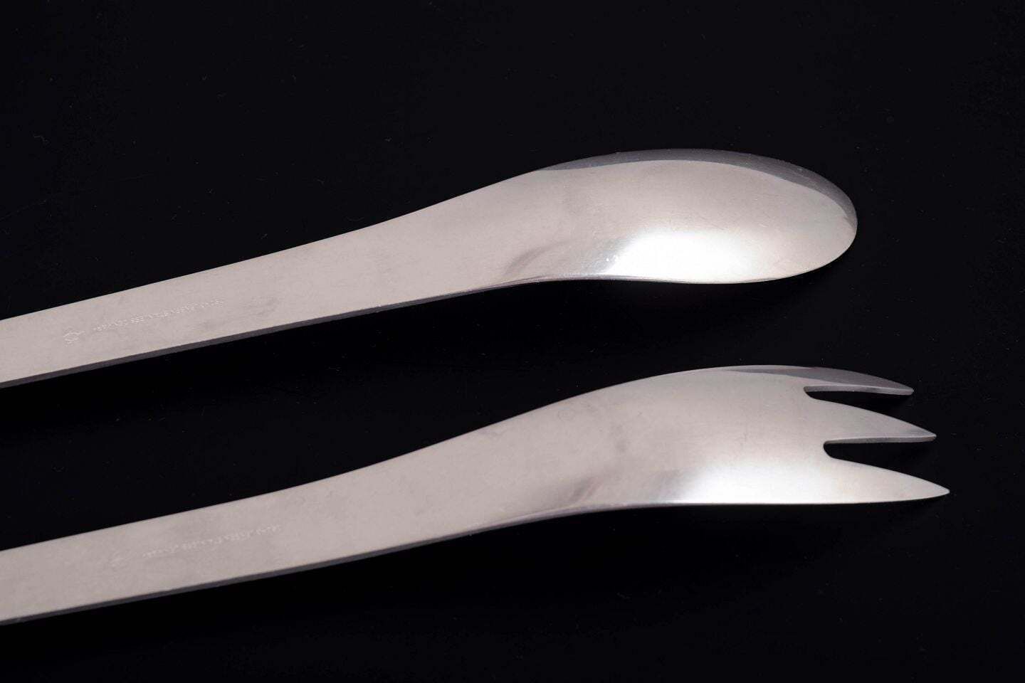 Couverts à salade Arne Jacobsen pour Anton Michelsen en acier inoxydable. photo for sale