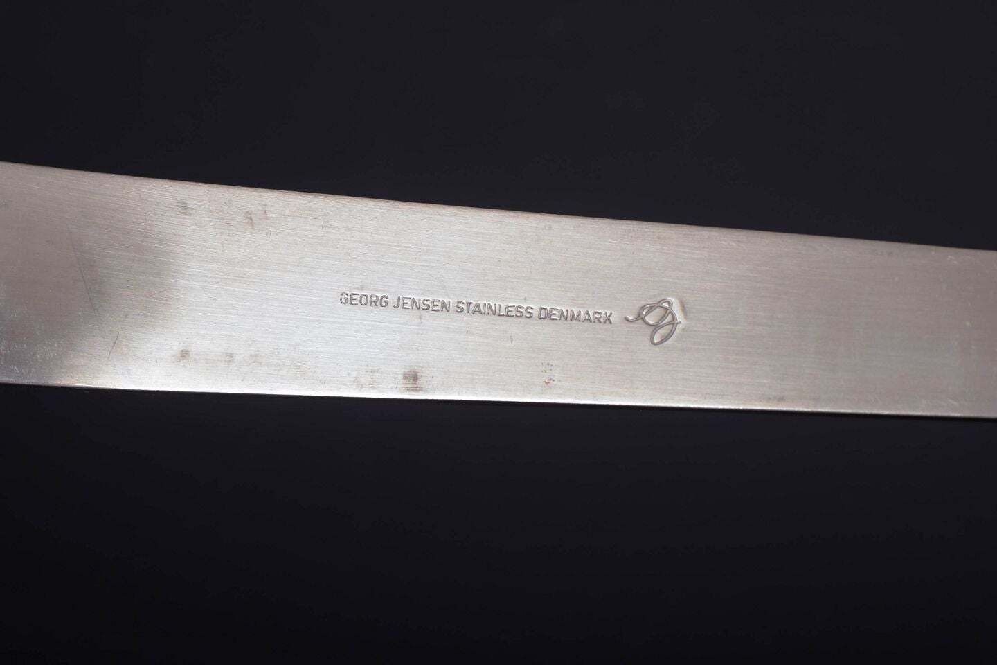 Arne Jacobsen pour Anton Michelsen. Ensemble de cinq fourchettes de table en acier inoxydable. photo Décoration