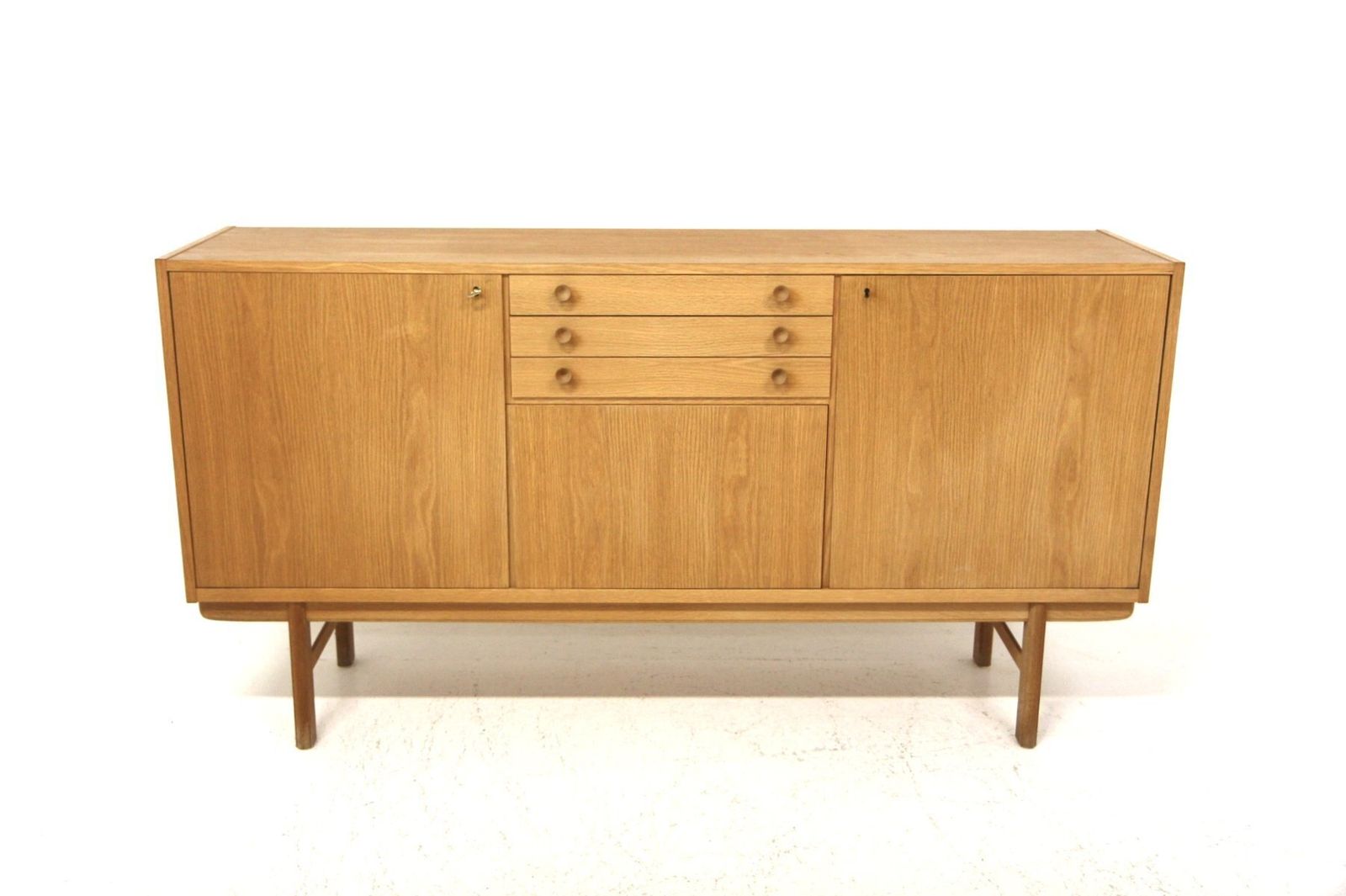 Buffet scandinave en chêne, Suède, 1960 photo furniture