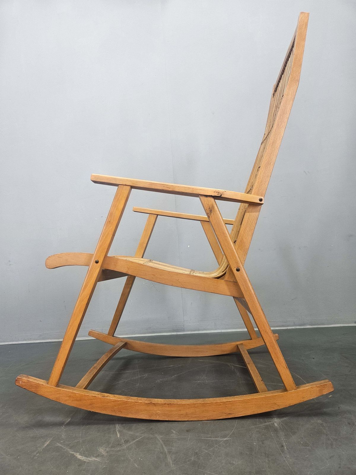 Zeldzame mid-century houten schommelstoel met rotan, Denemarken, jaren 1960 photo vinterior