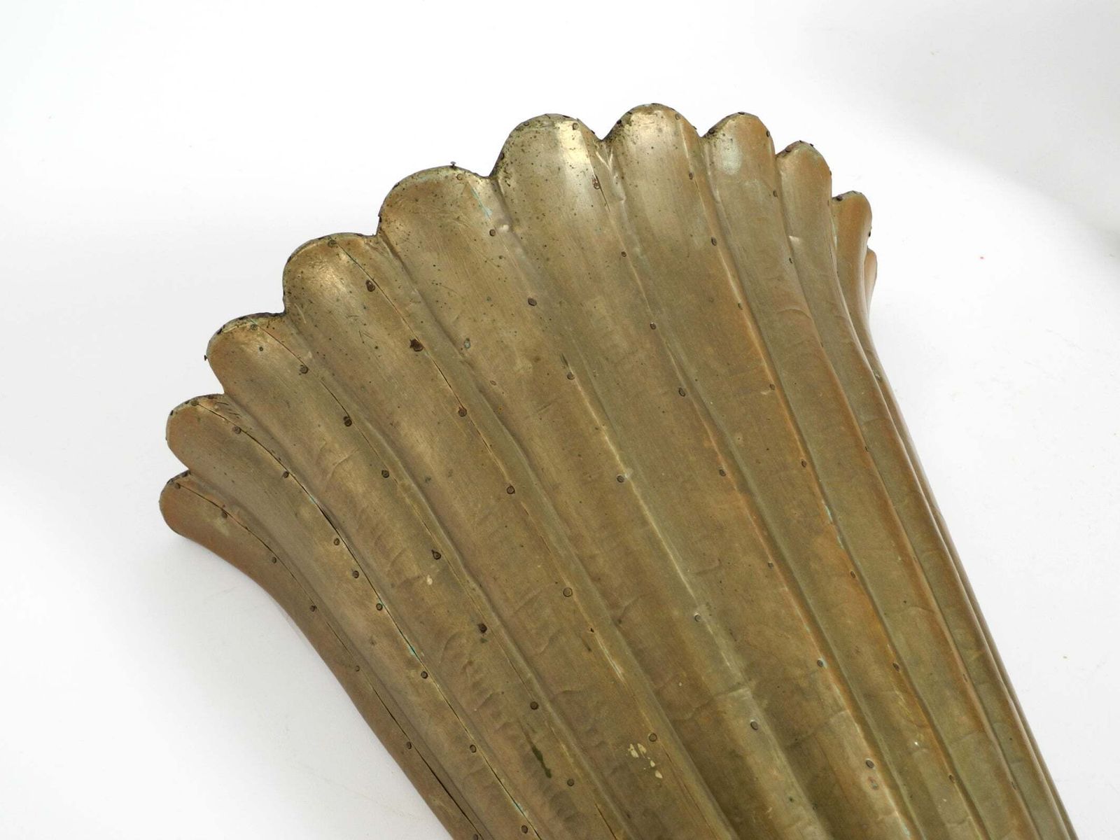 1177.0 Paar zeldzame grote wandlampen uit de jaren 1950 van hout bekleed met aluminium photo