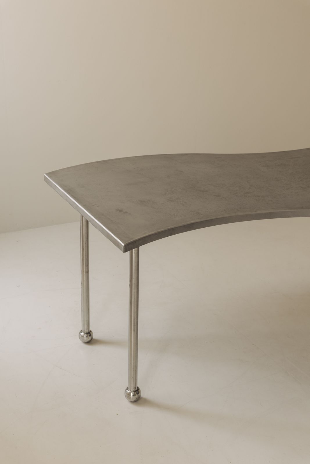 Postmodern stalen tafel met vrije vorm, Frankrijk ca. jaren 1980 photo 3000.0