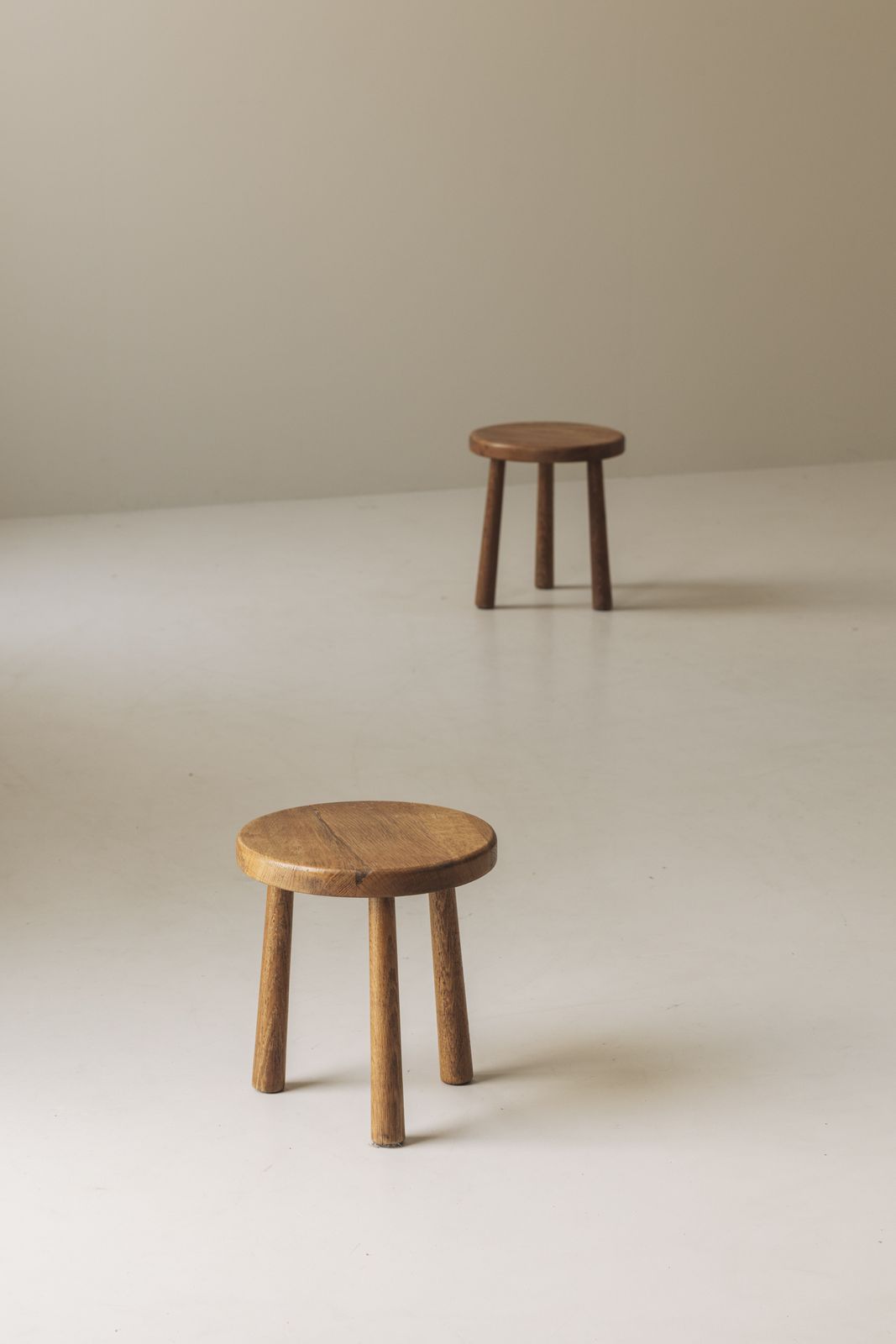 Sculptural Set van Twee Massief Eiken Krukken, Geproduceerd in Frankrijk, ca. jaren 1960. photo furniture
