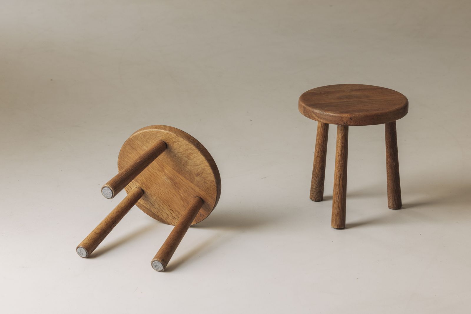 Sculptural Set van Twee Massief Eiken Krukken, Geproduceerd in Frankrijk, ca. jaren 1960. photo 1200.0