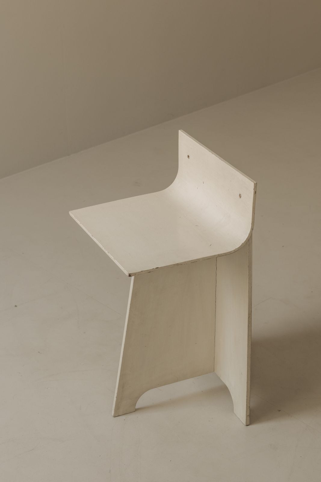 Decoratieve sculpturale Franse gebroken witte multiplex fauteuil, jaren 1940 photo 1000.0