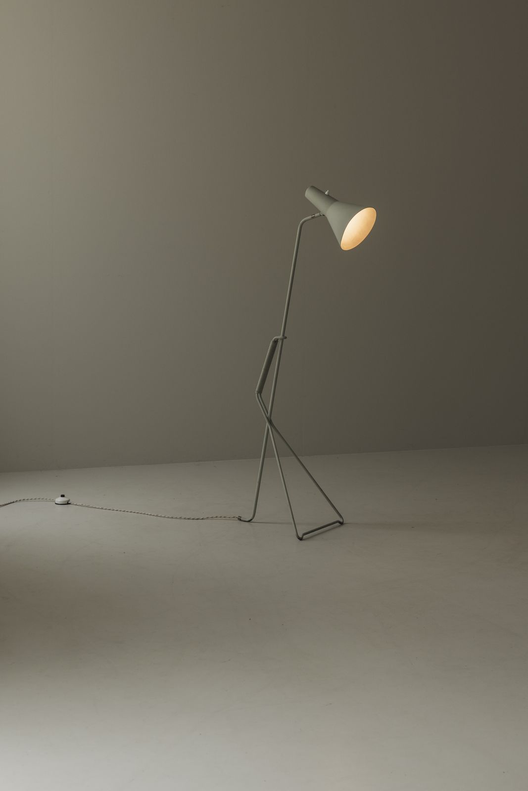 Sculpturale vloerlamp, model E1770, van Svend Aage Holm Sørensen voor Asea, ca. jaren 1950 photo furniture