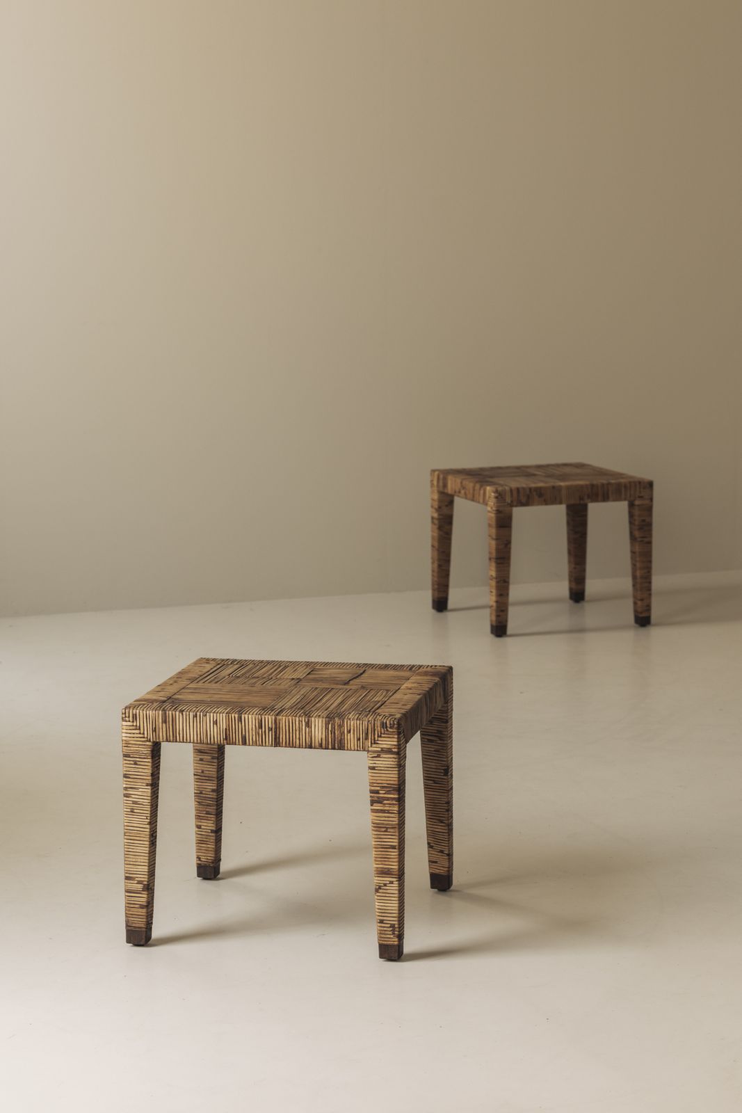 Uitzonderlijke Franse bijzettafels met rattanomwikkeling, jaren 1970 photo vintage