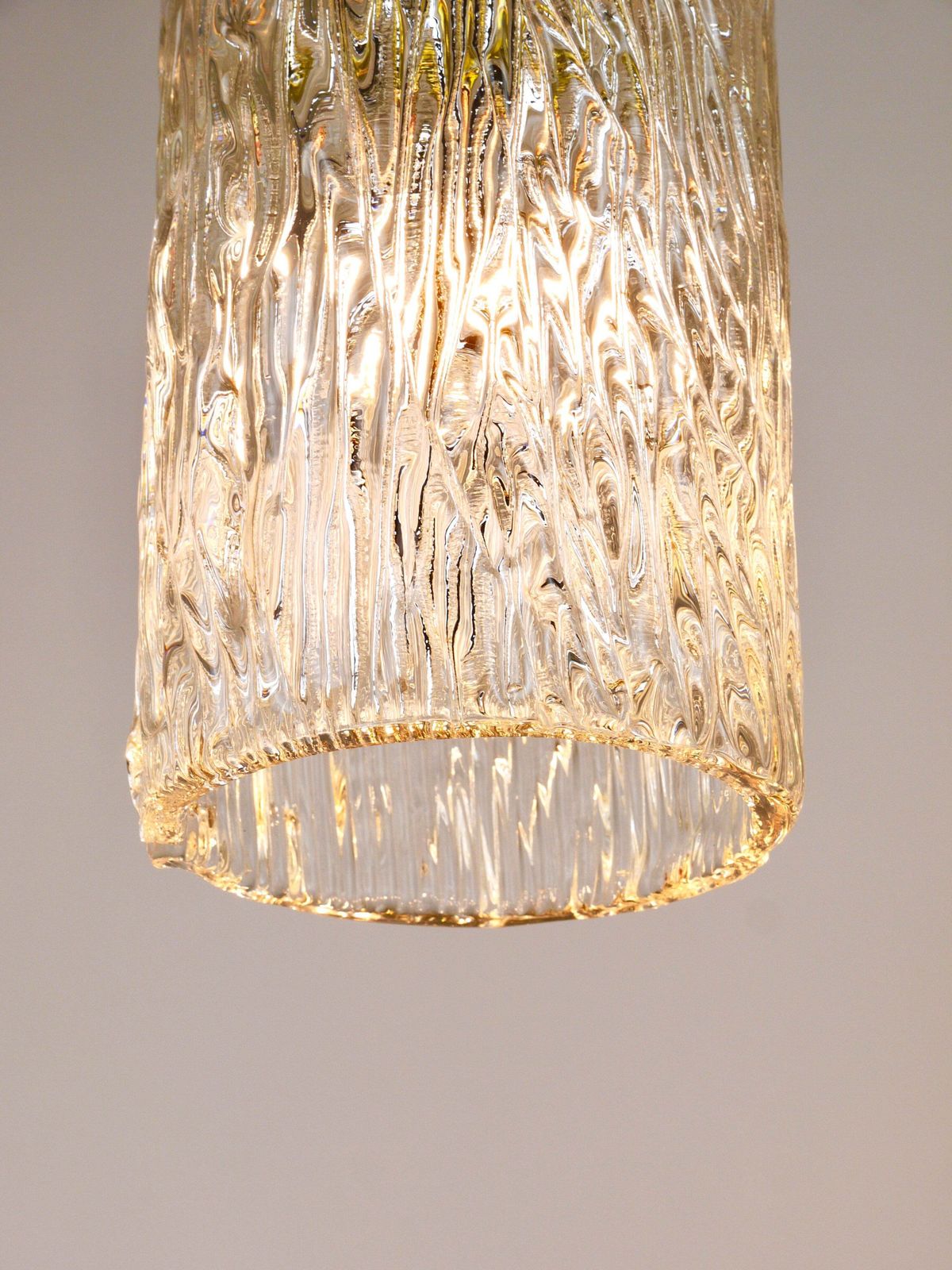 Verlichting J.T. Kalmar Vienna Mid-Century Getextureerd Glas Buis Messing Hanglamp, Oostenrijk photo