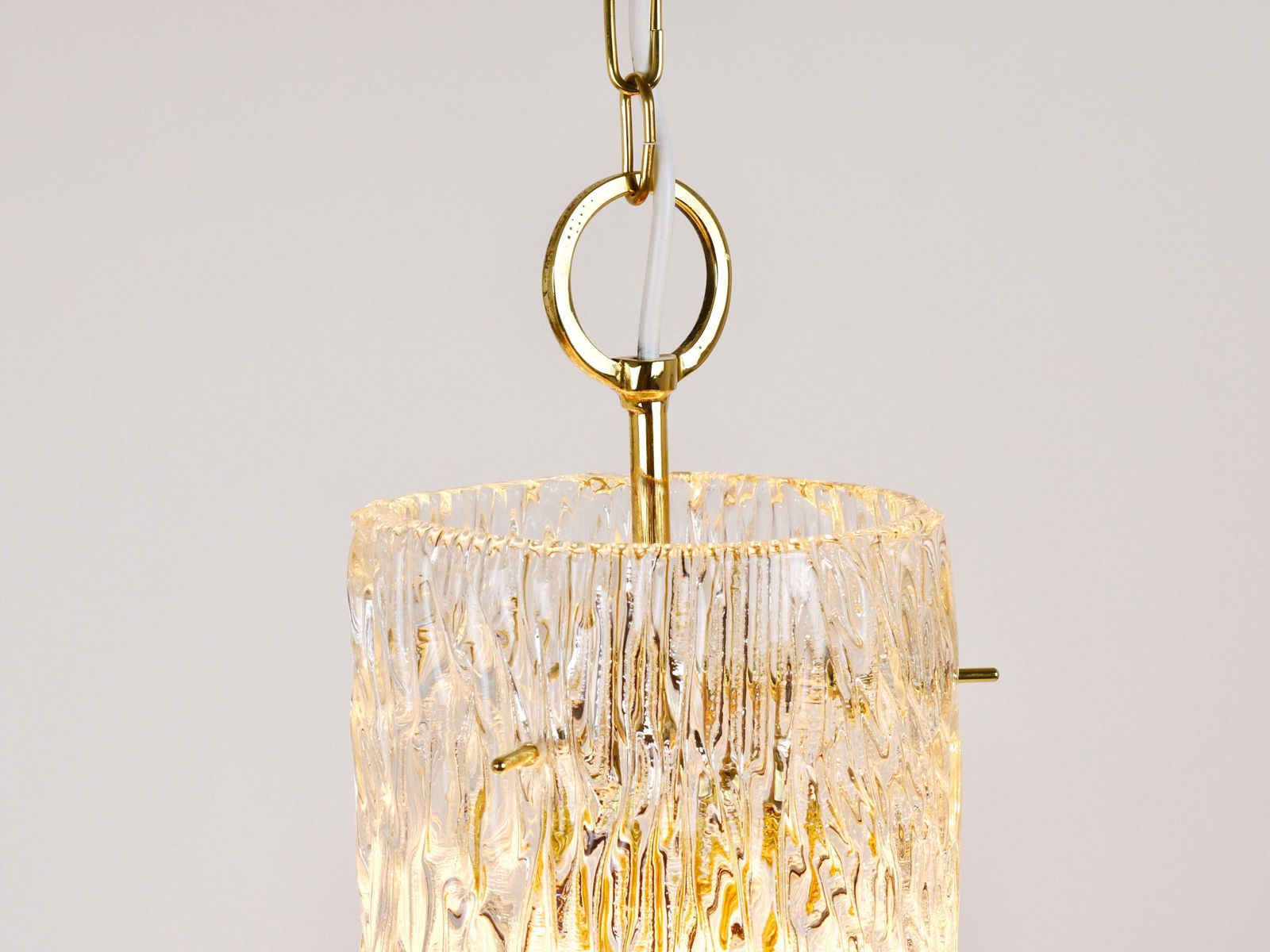 890.0 J.T. Kalmar Vienna Mid-Century Getextureerd Glas Buis Messing Hanglamp, Oostenrijk photo