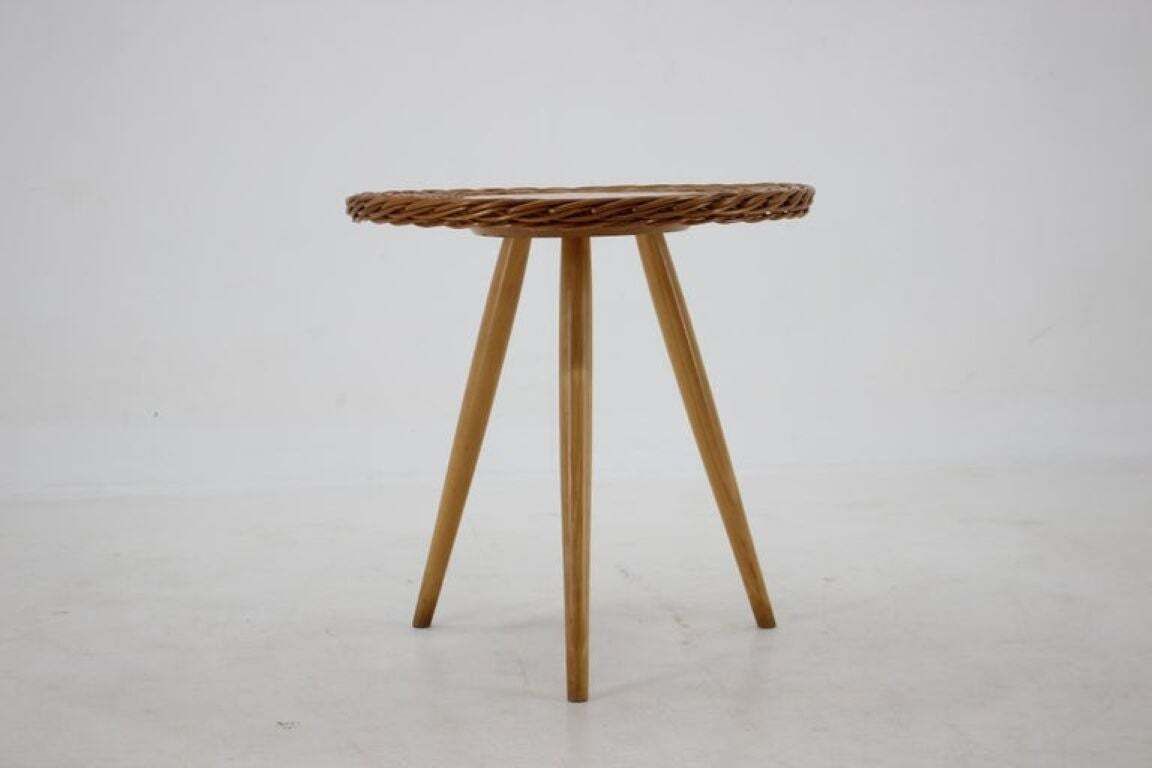 Tsjechische bijzettafel van rotan en hout, jaren 1970, Jan Kalous voor ÚLUV photo furniture