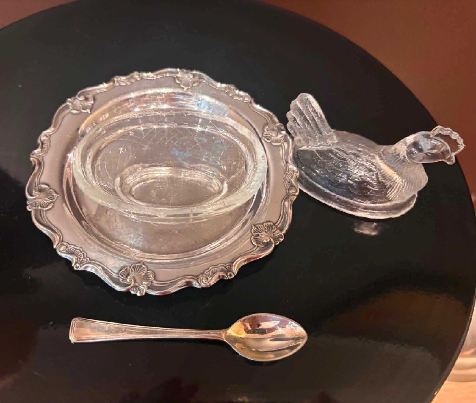 Vintage Transparant Geperst Glas Hen Op Nest Zoutvaatje Met Verzilverd Bloemendienblad En Lepel Hostess Gift