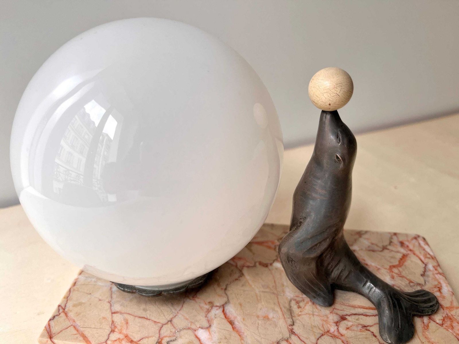 Antiek art deco tafellampje in marmer en spelter, "The Sea Lion Playing With Balloon", bolverlichting jaren 1930 photo 258.0