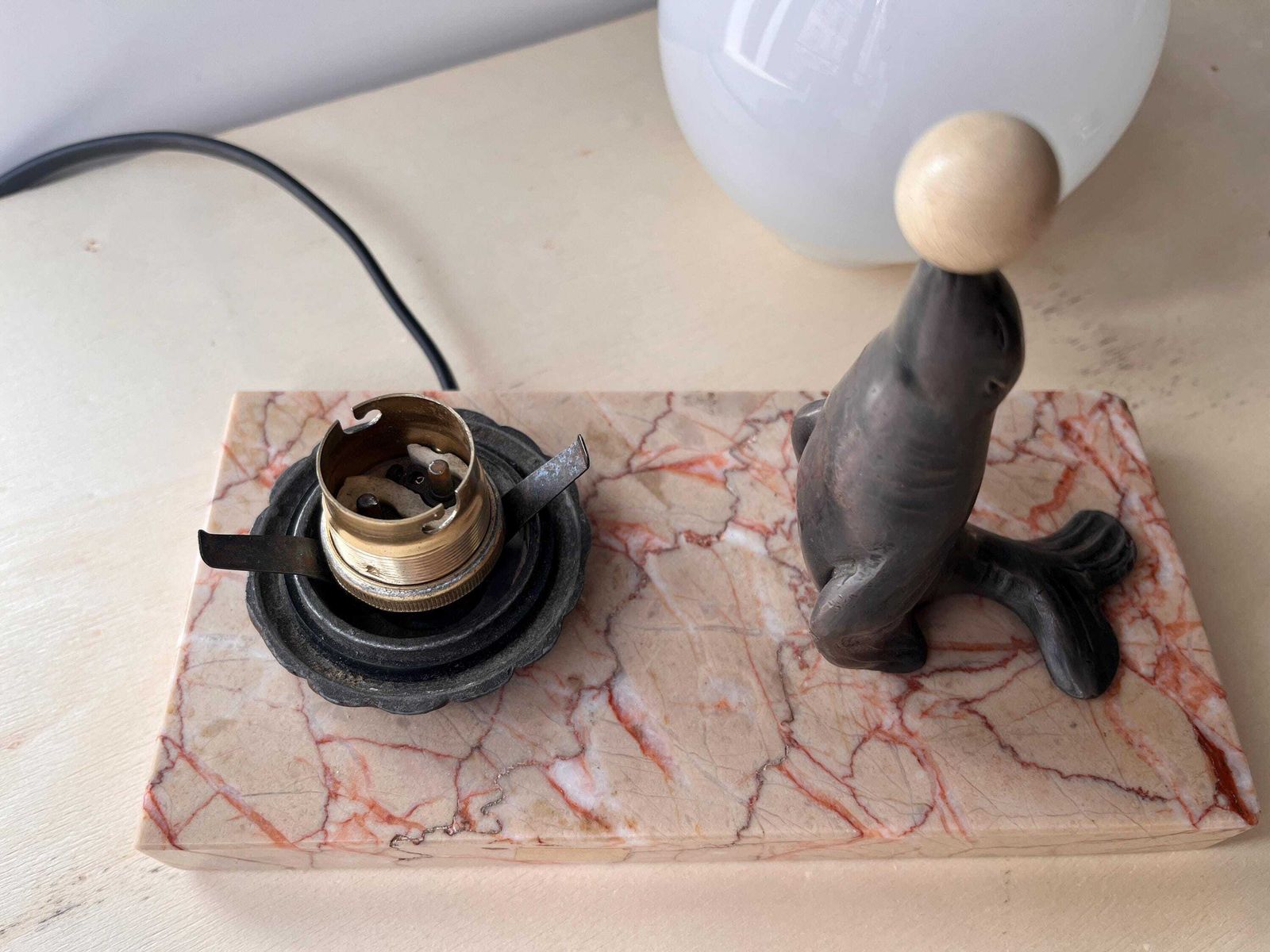 photo furniture Antiek art deco tafellampje in marmer en spelter, "The Sea Lion Playing With Balloon", bolverlichting jaren 1930