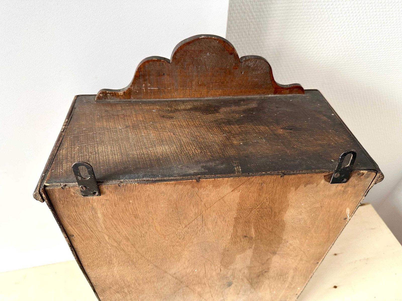 photo buy Antiek Frans houten apothekerskastje, medicijnkast met geslepen spiegel en schelpvormig fronton