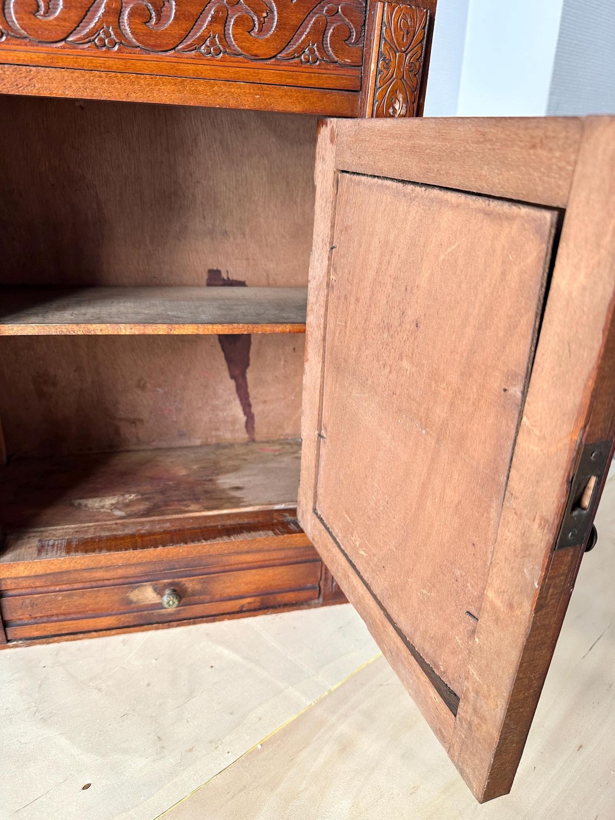 photo vintage Antiek Frans houten apothekerskastje, medicijnkast met geslepen spiegel en schelpvormig fronton
