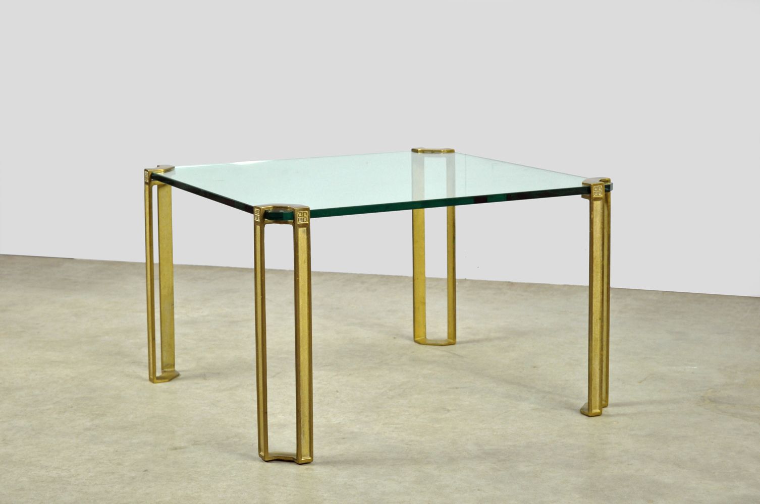 Glazen salontafel met messing onderstel van Peter Ghyczy, jaren 1970