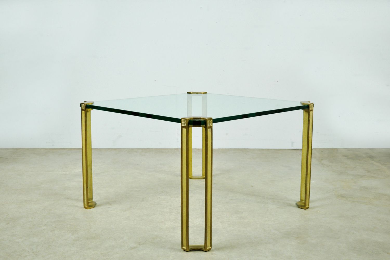 Glazen salontafel met messing onderstel van Peter Ghyczy, jaren 1970 photo Meubels