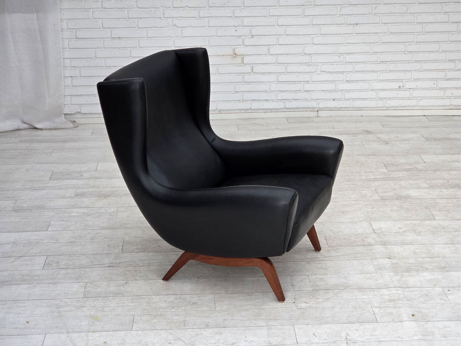 Ca. jaren 1960, Deens design van Illum Wikkelsø, fauteuil, model 110, leer, teak. photo Meubels