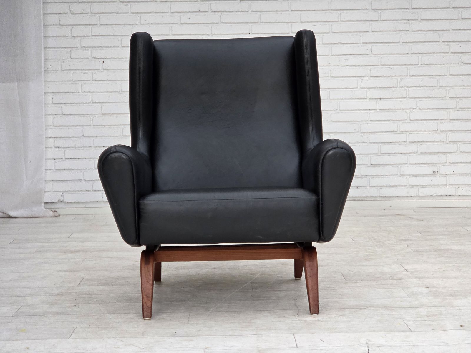 Ca. jaren 1960, Deens design van Illum Wikkelsø, fauteuil, model 110, leer, teak. photo 3600.0