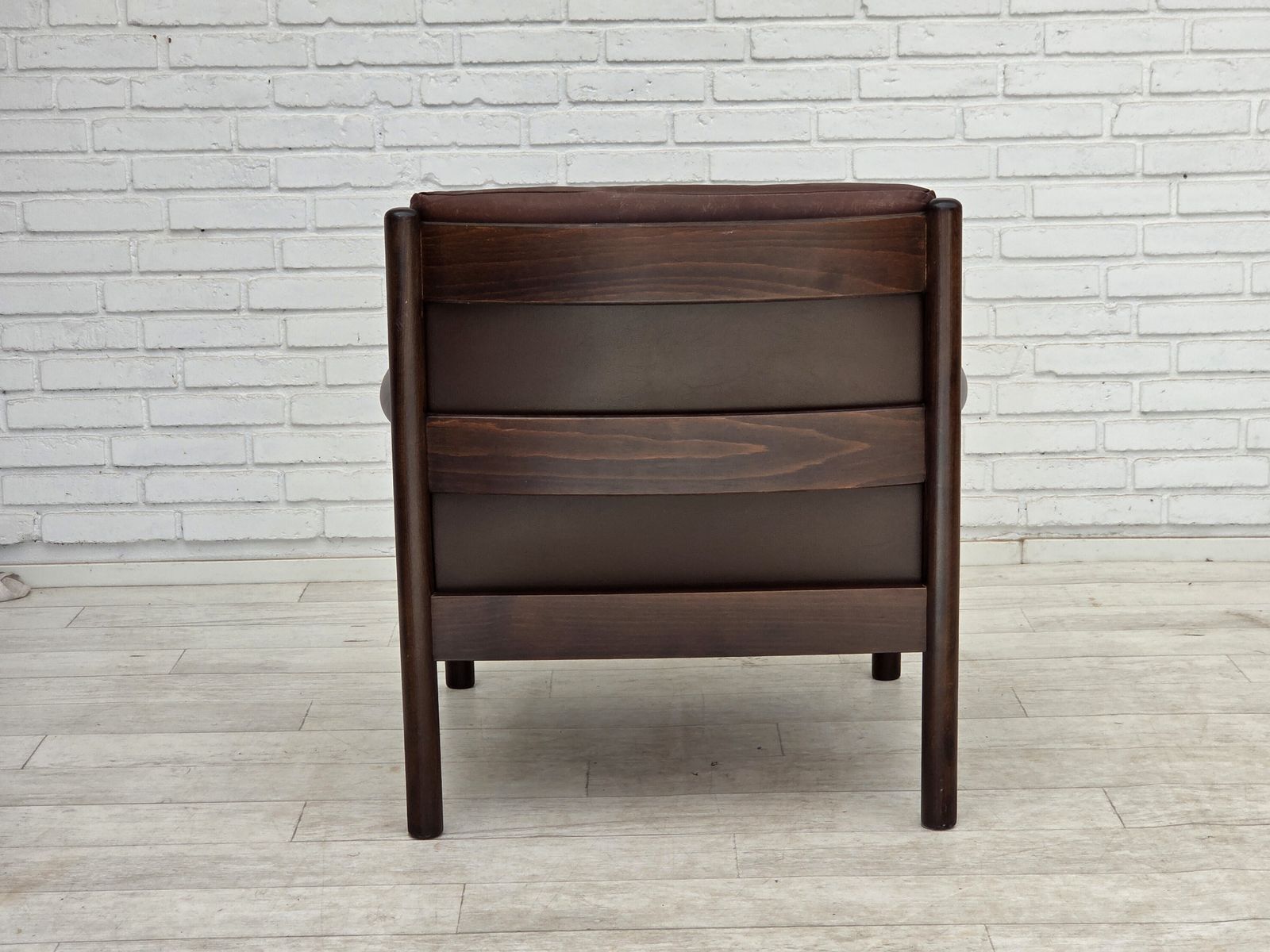 photo buy Ca. jaren 1970, Scandinavische fauteuil, meubelsleder, beukenhout.