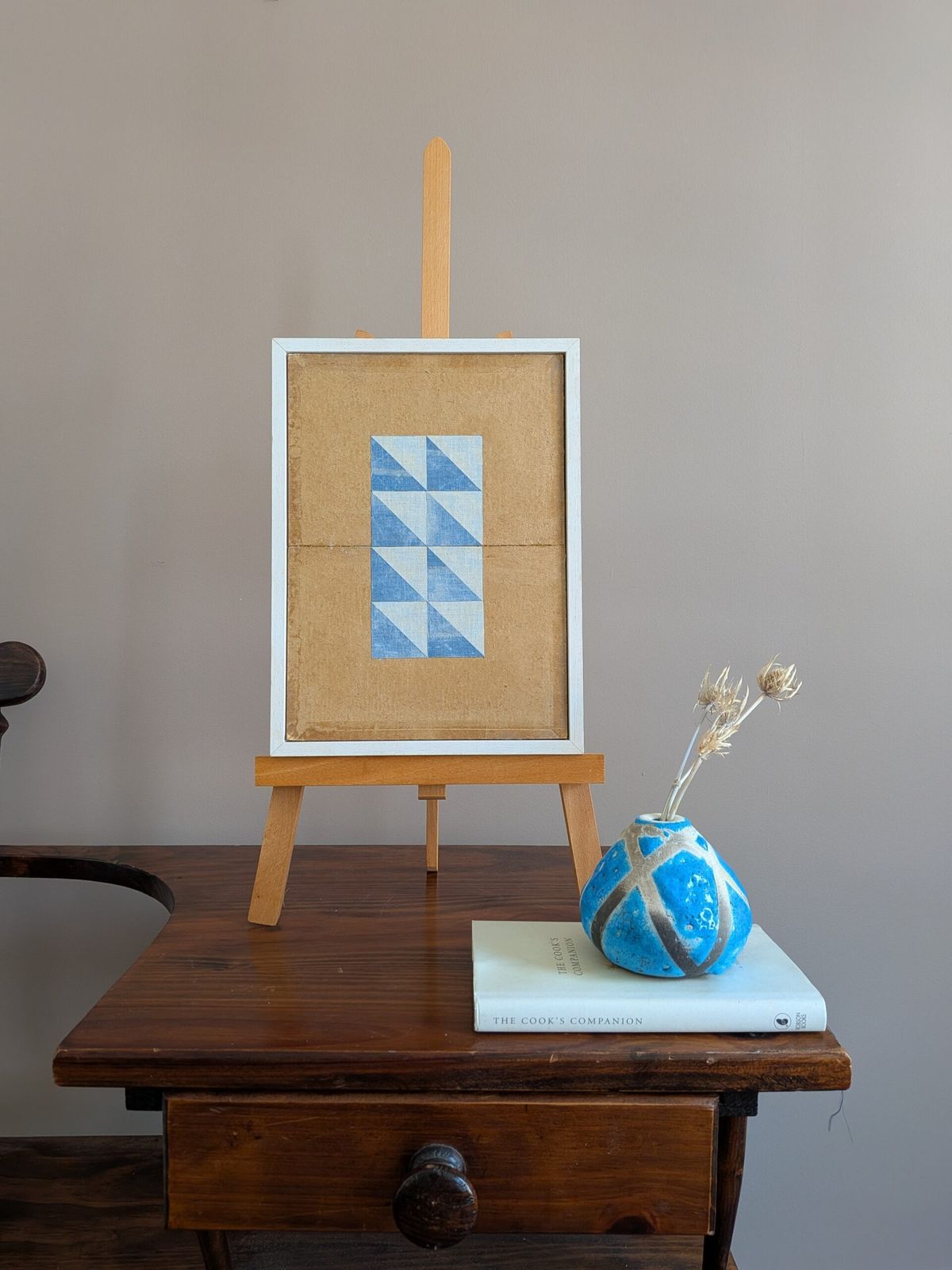 Geometrische collage met blauwe driehoeken, olieverfschilderij photo vintage