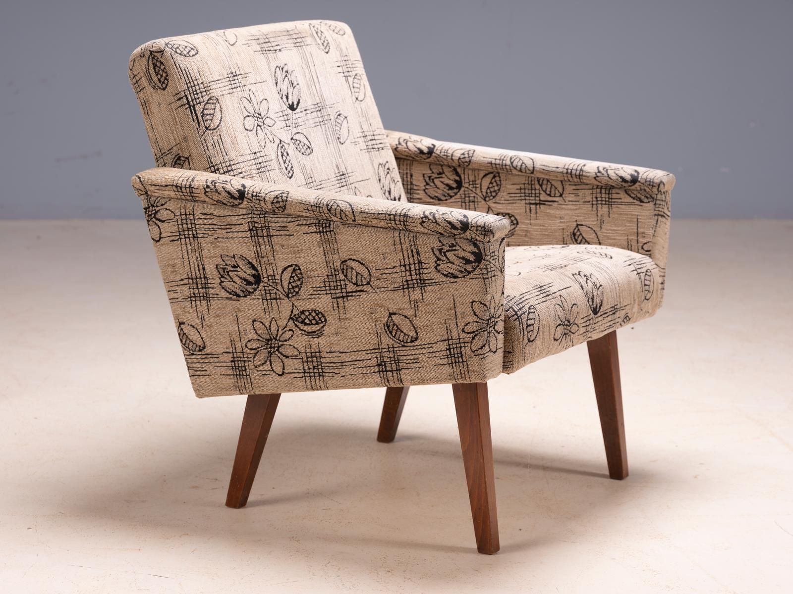 Paar mid-century fauteuils met bloemenprint, Tsjecho-Slowakije photo furniture