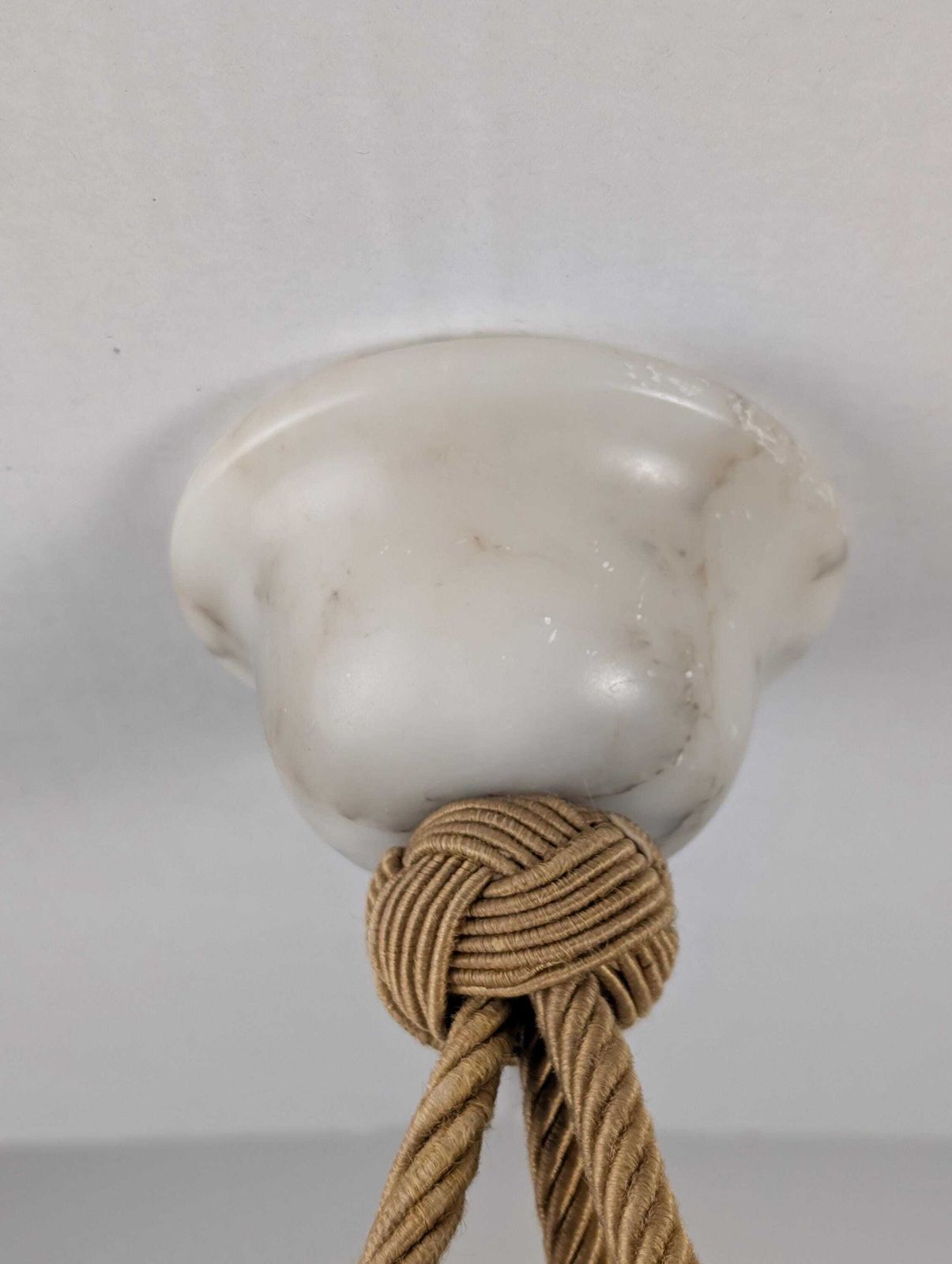 Suspension Art Déco en albâtre sculpté, veinures noires, années 1920 photo vintage