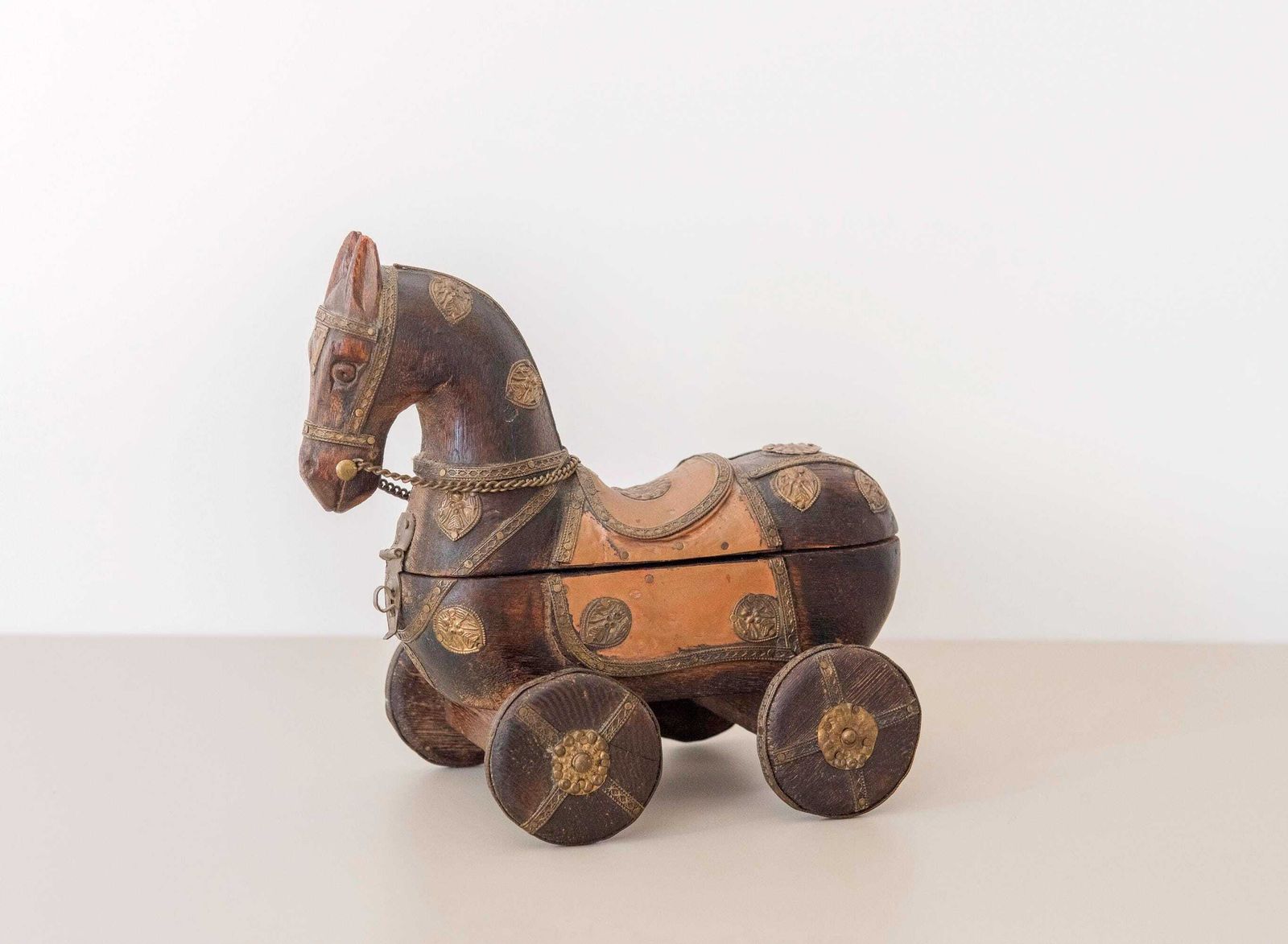 Cheval en bois d'époque indien sur roues, décoré de laiton et de cuivre, boîte de rangement art populaire photo for sale