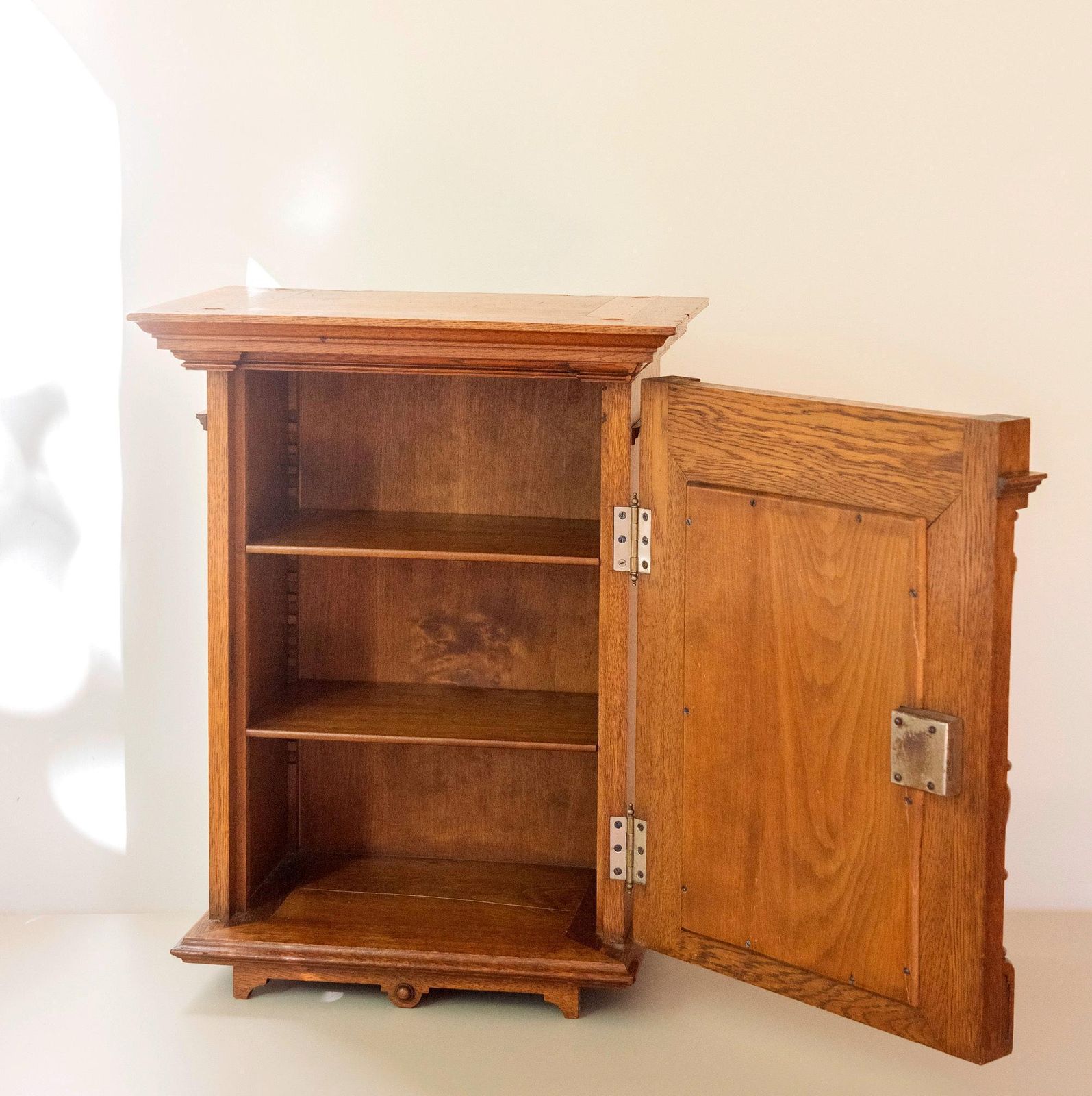Armoire murale néo-gothique allemande d'époque en chêne sculpté, avec panneau de carreaux floraux photo vintage