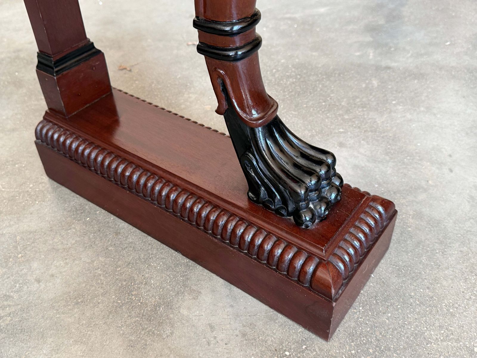 Mobilier Console d'époque de style néoclassique en acajou, pieds sculptés en forme de griffe et finition ébénisée photo
