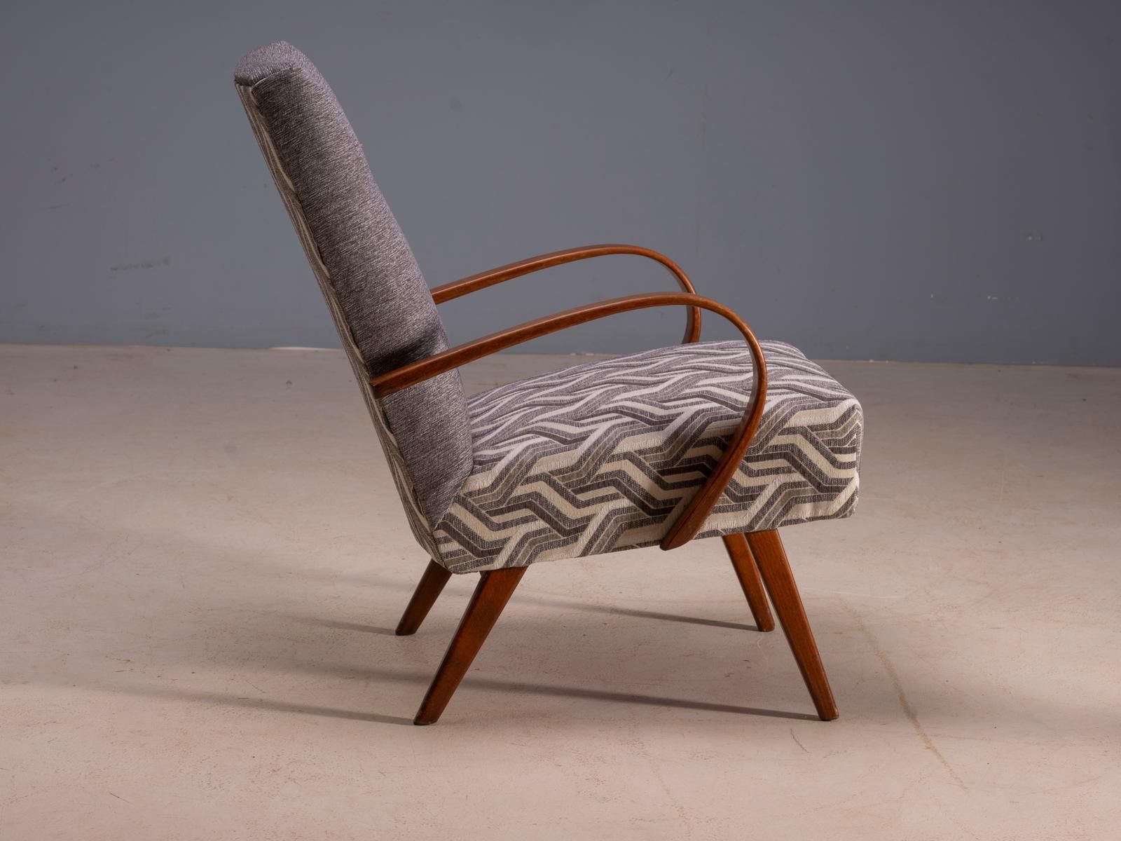Nagezien en opgeknapt bentwood fauteuils van Jaroslav Šmídek, paar, Tsjecho-Slowakije, nieuwe grijze en beige bekleding, 61 × 82 × 81 cm photo furniture