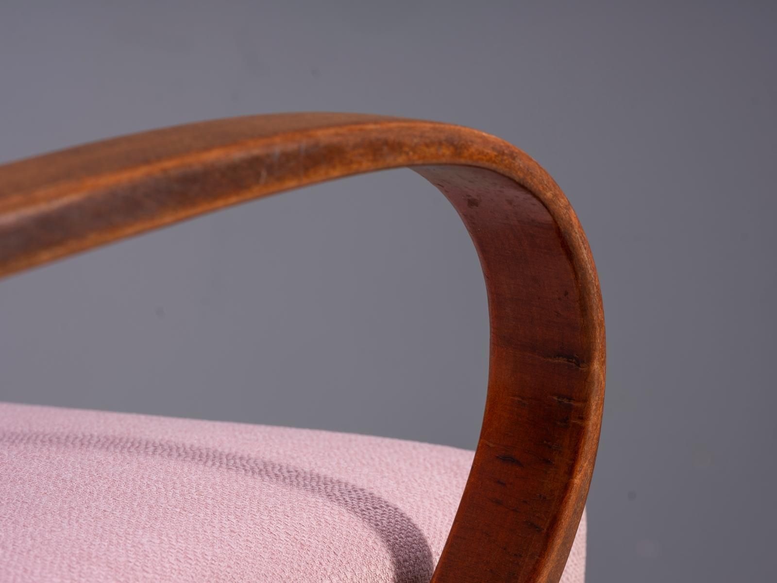 Gerestaureerde Bentwood fauteuils van Jaroslav Šmídek, paar, Tsjecho-Slowakije, nieuwe roze bekleding, 61 × 82 × 81 cm photo buy