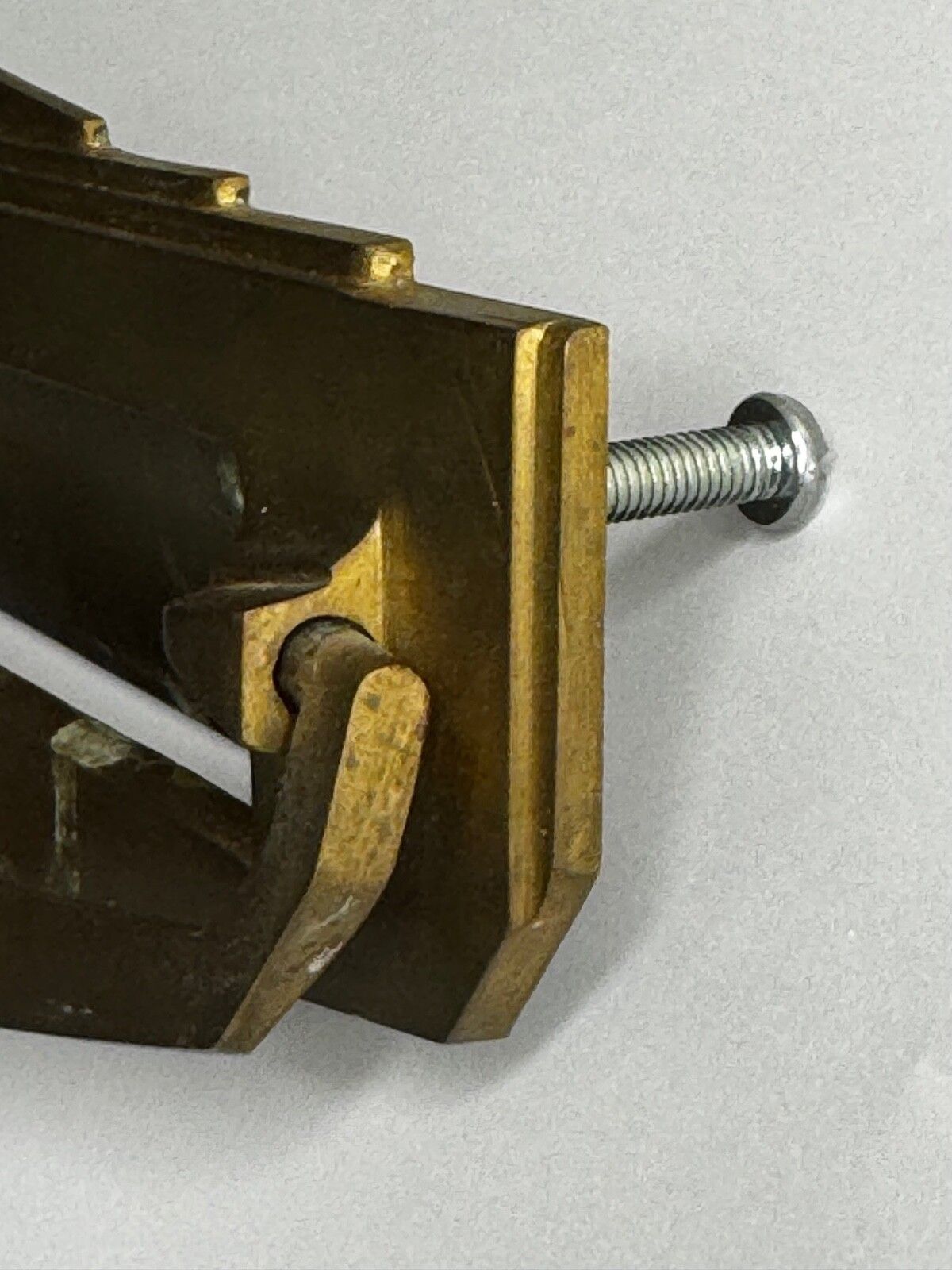 photo buy Art Deco Deurklopper met Trapsgewijs Ontwerp en Brievengleuf in Messing