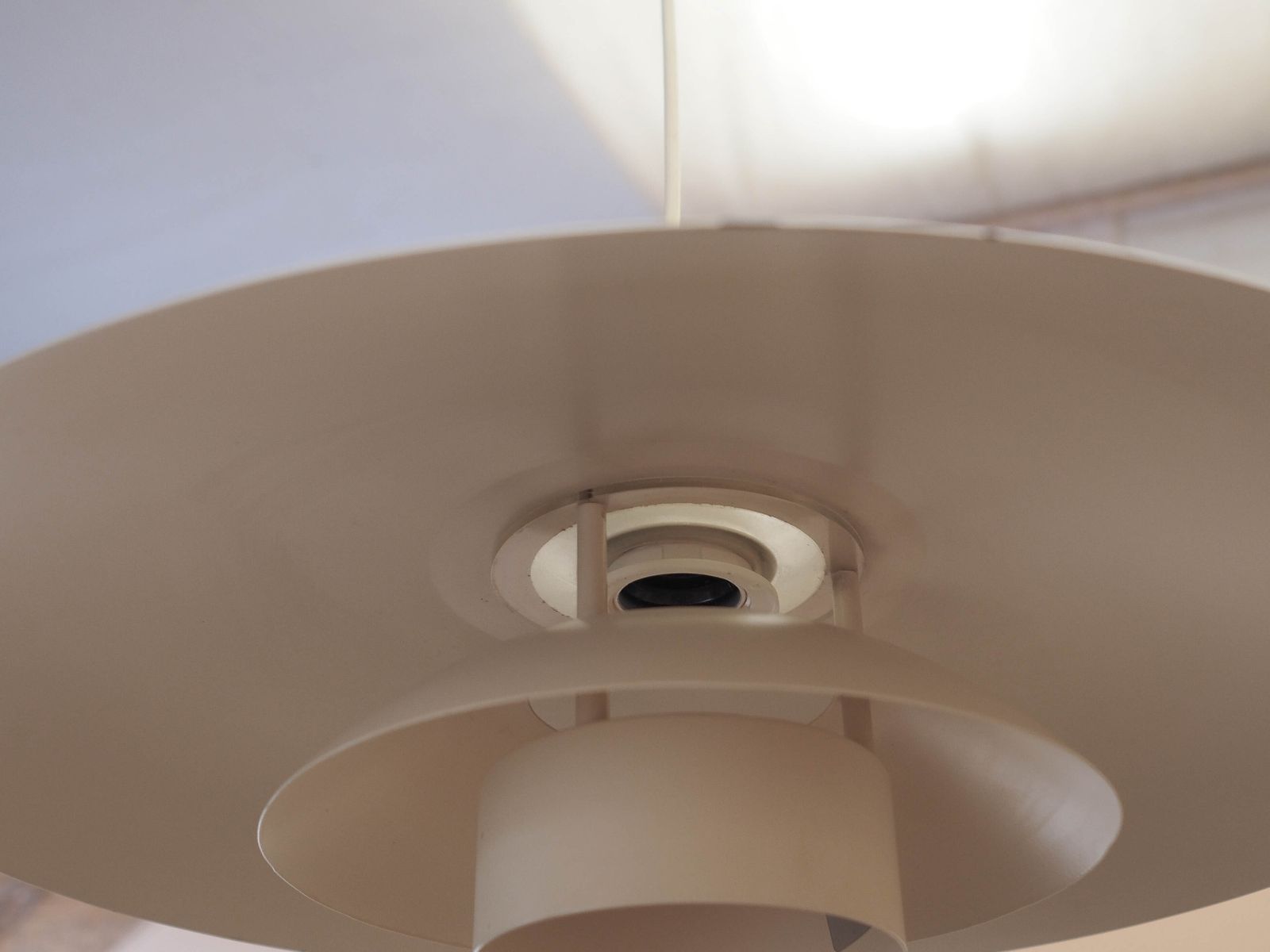 photo for sale Suspension Lyfa à hauteur réglable, design danois, années 1970, abat-jour en métal blanc