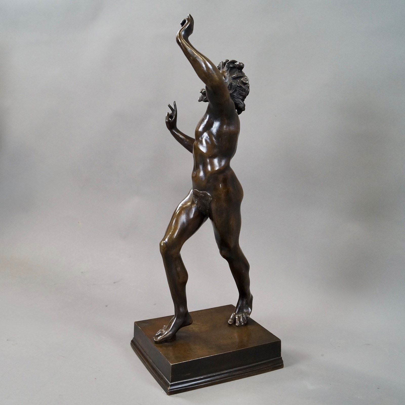Italiaans bronzen 'Grand Tour'-souvenir van een dansende faun, eind 19e eeuw photo for sale