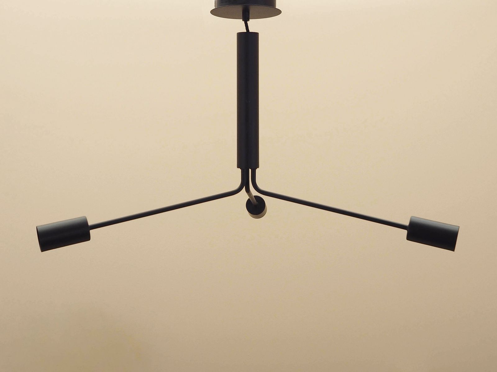 Frandsen hanglamp drie armen zwart metaal Deens design jaren 2000 photo furniture