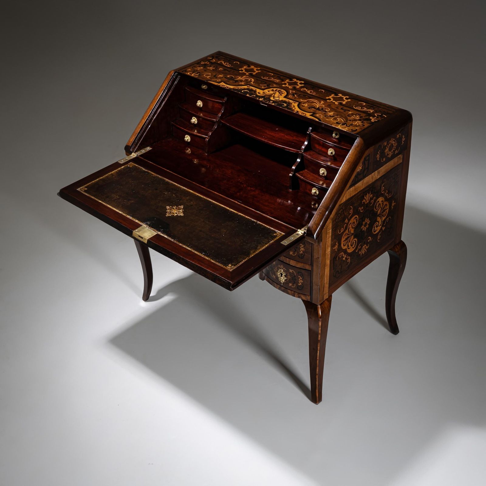 photo furniture Secrétaire baroque à abattant, décor de marqueterie, XVIIIe siècle