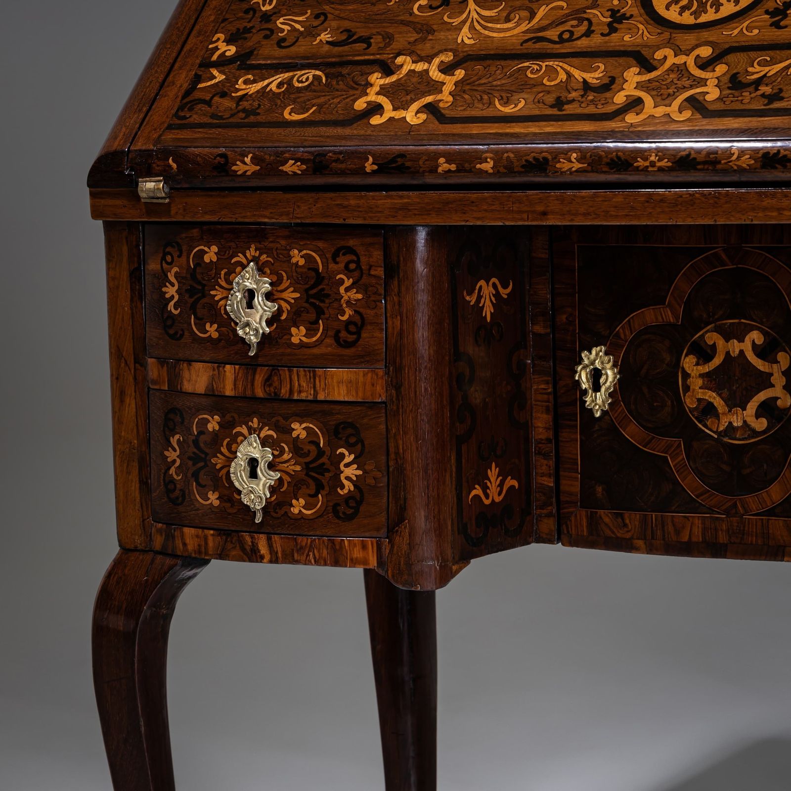 photo for sale Secrétaire baroque à abattant, décor de marqueterie, XVIIIe siècle