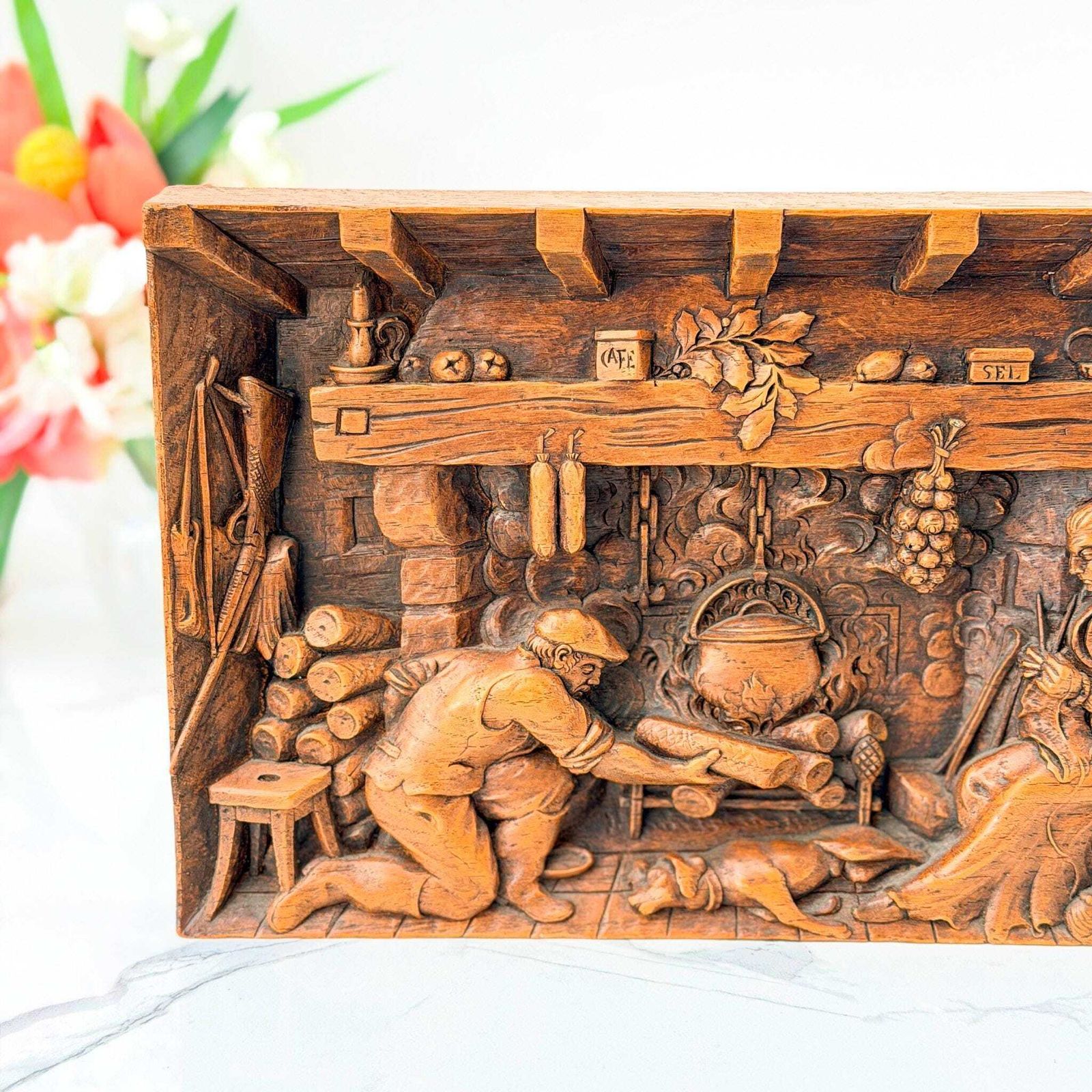 Continentaal rustiek gesneden eikenhouten wandpaneel, 3d haardscène, 20e eeuw photo furniture