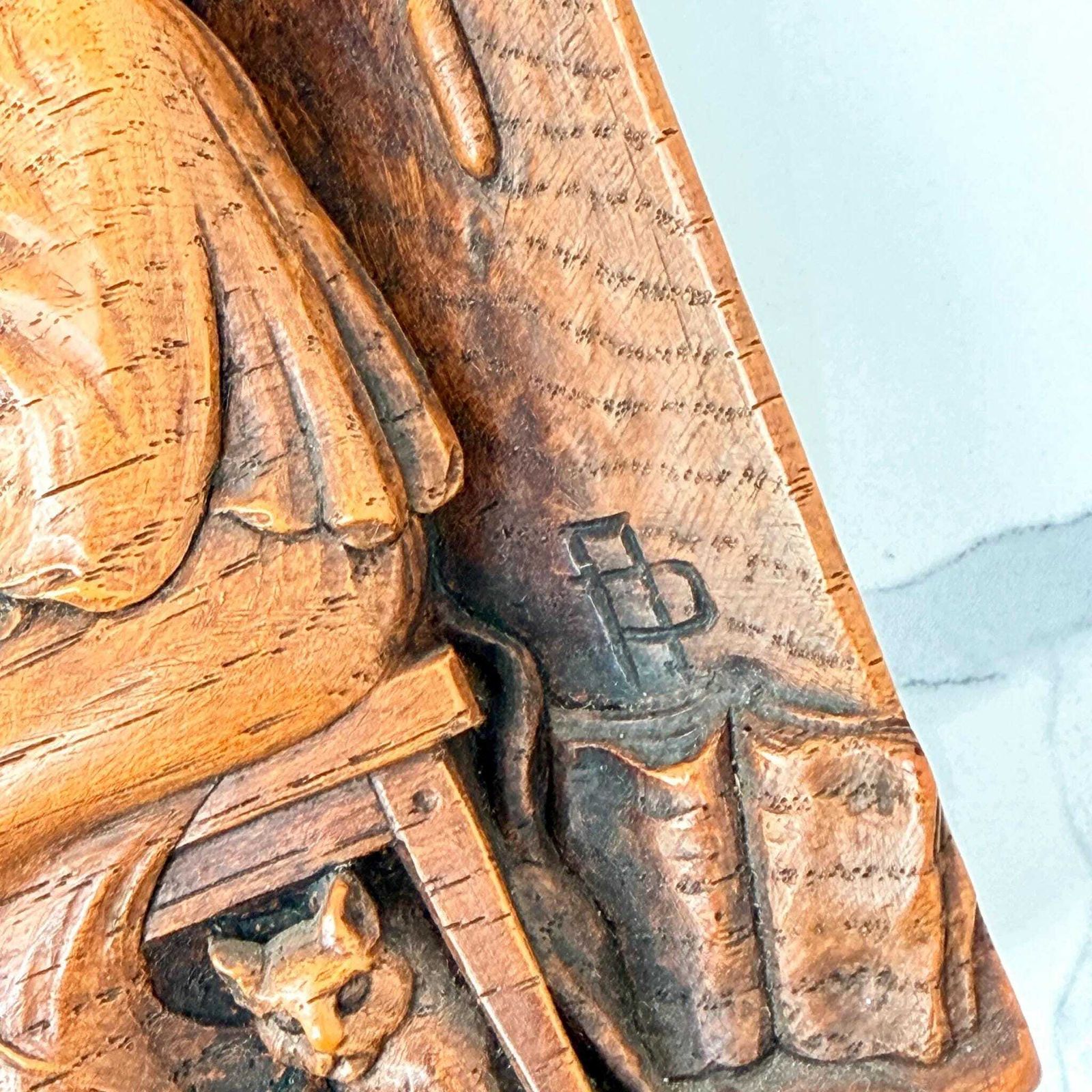 Continentaal rustiek gesneden eikenhouten wandpaneel, 3d haardscène, 20e eeuw photo vintage
