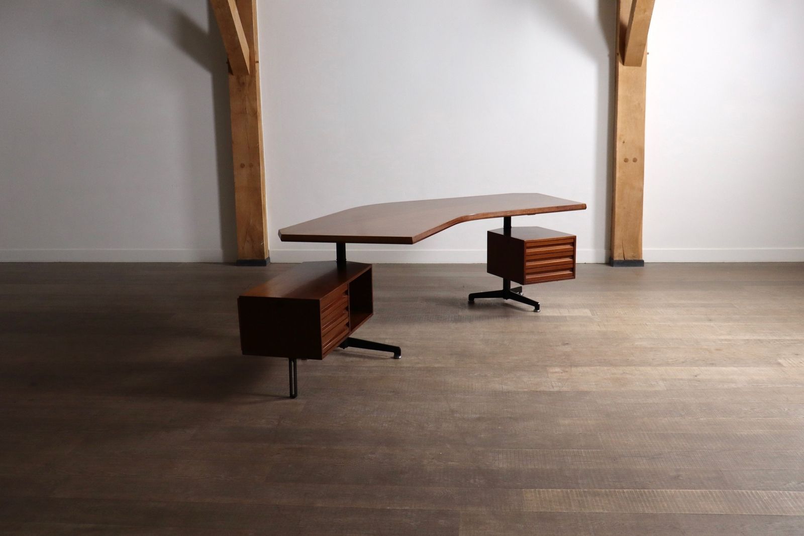 photo furniture Osvaldo Borsani T96 Boomerang Desk voor Tecno, Italië, 1956